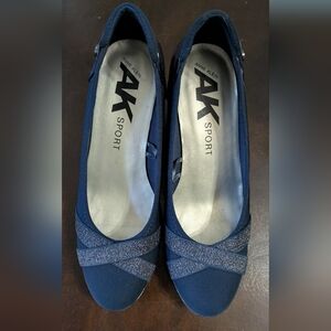 Anne Klein Sports Navy Heels with Shiny Silver Details. Size 7.5